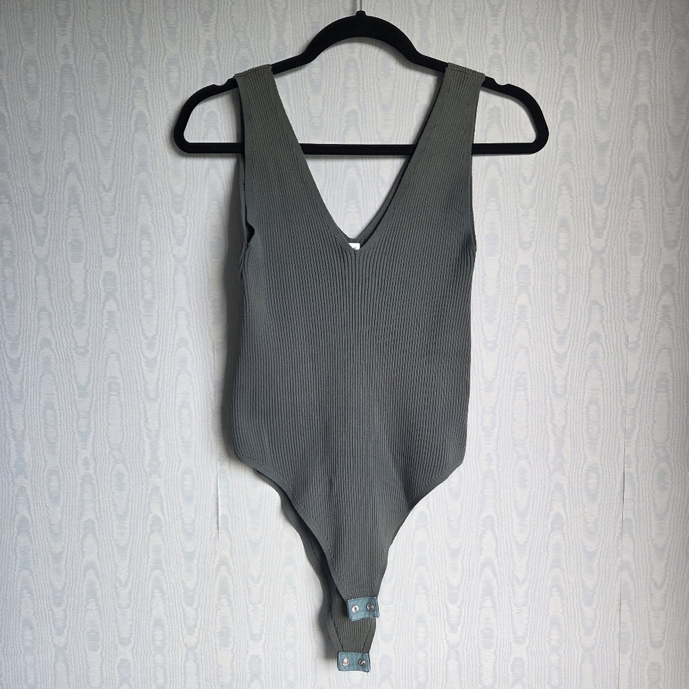 Wishlist Ribbed Sleeveless Sage Green V Neck Snap Closure Bodysuit‎ M